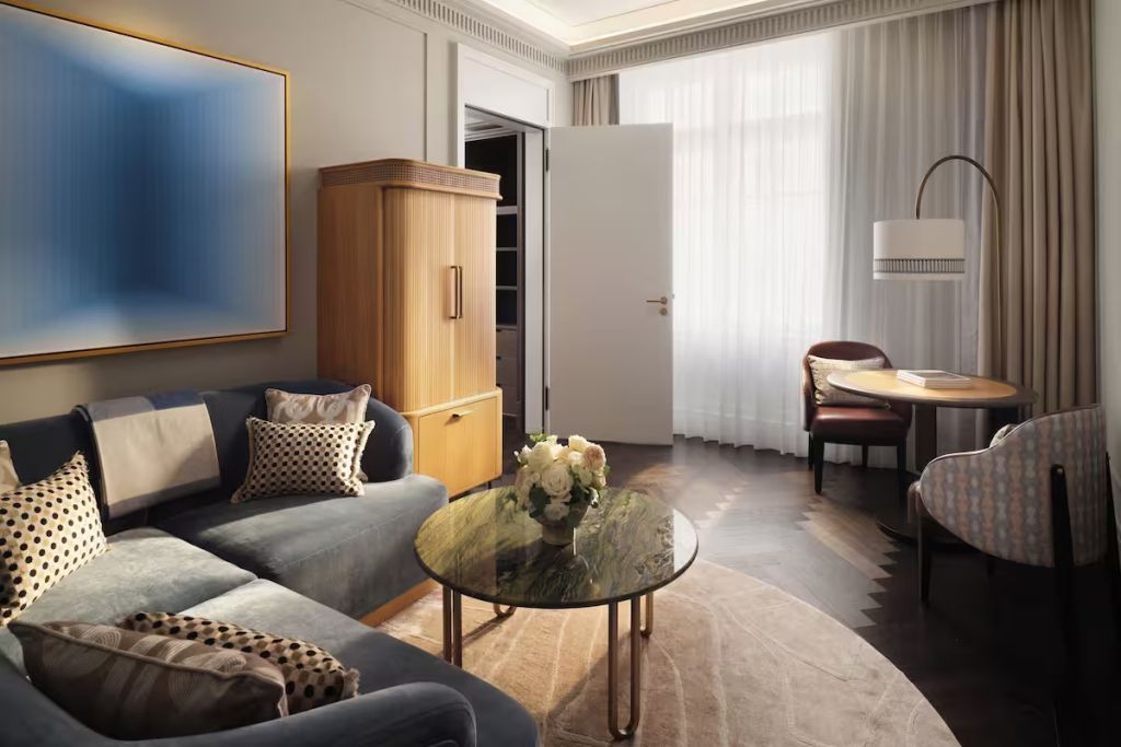 Elegantes Wohnzimmer mit Sofa, Marmortisch und moderner Inneneinrichtung.