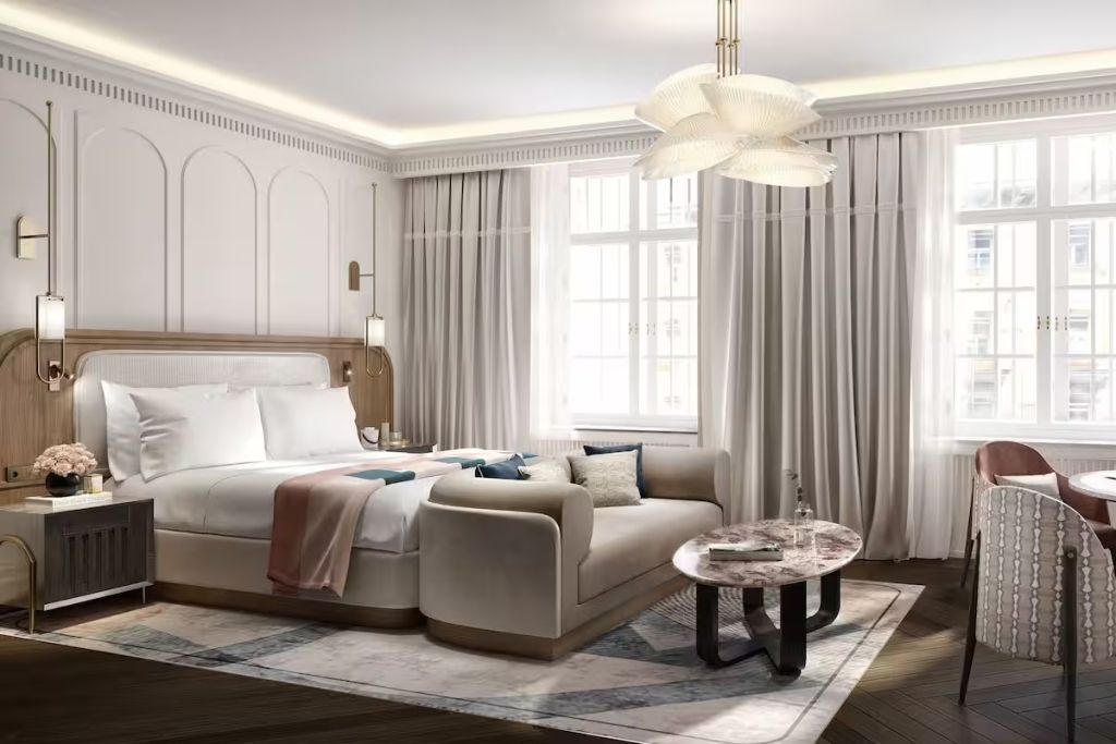 Elegantes Deluxe Doppelzimmer mit Doppelbett und Sofa, helle Vorhänge und stilvolle Beleuchtung