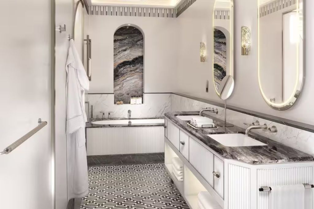 Modernes Badezimmer mit Marmor-Elementen, Doppelwaschbecken und Badewanne
