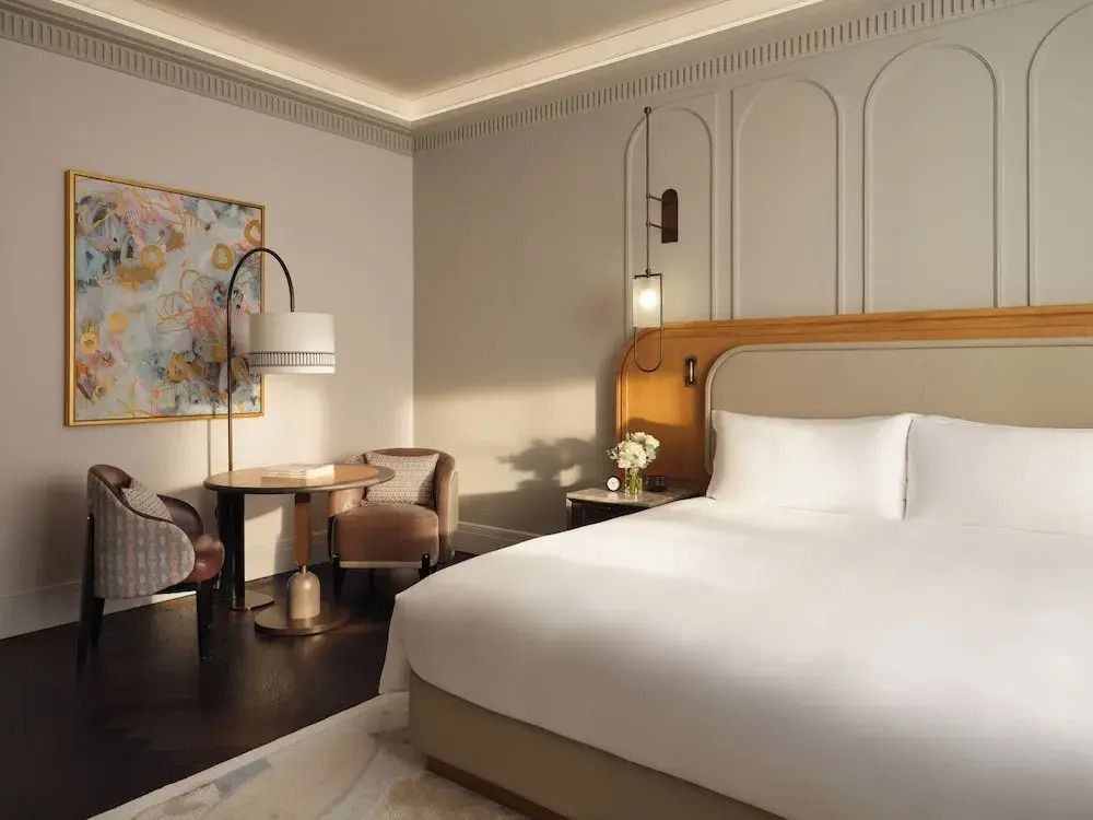 Deluxe-Zimmer mit gemütlichem Sitzbereich und eleganter Beleuchtung