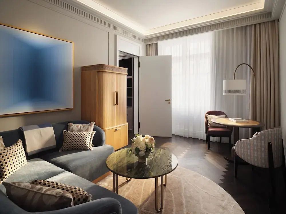 Gemütliches Wohnzimmer der Suite mit stilvollen Möbeln und Kunst an der Wand.