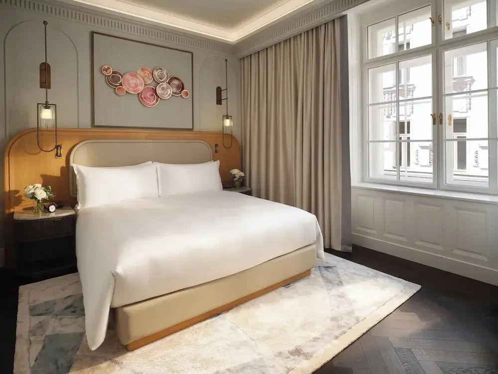 Elegantes Schlafzimmer mit luxuriösem Doppelbett und stilvoller Dekoration