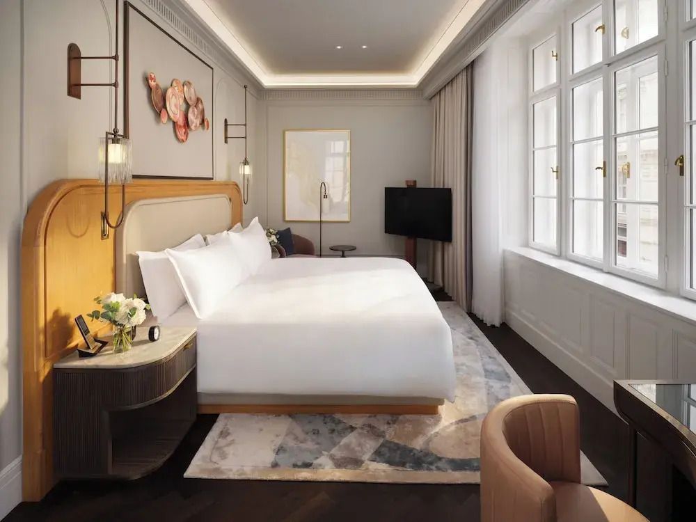 Helles Schlafzimmer mit großem Bett und modernem Interieur