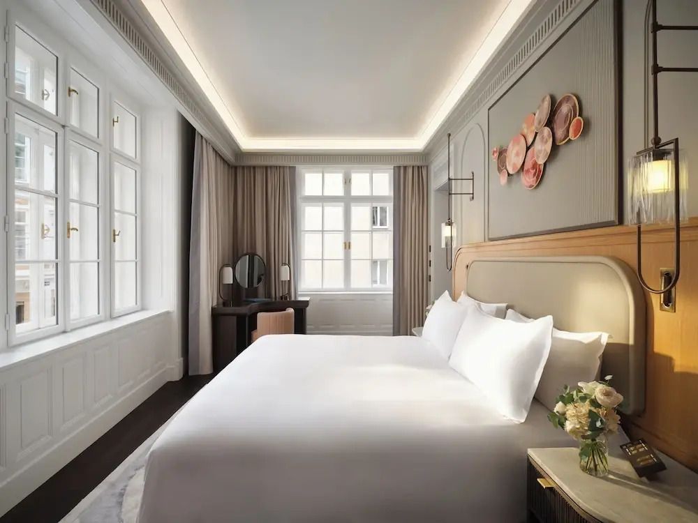 Schlafzimmer mit großzügigem Fenster, Doppelbett und luxuriöser Ausstattung