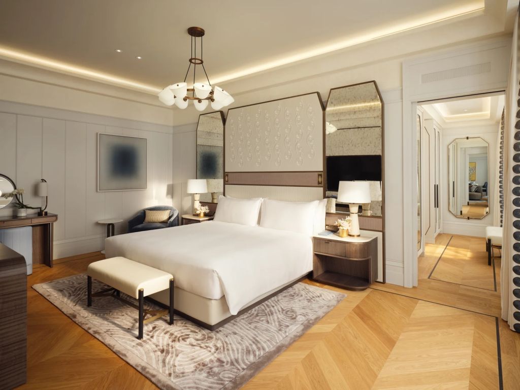 Geräumiges Schlafzimmer mit edler Einrichtung und warmem Holzfußboden.