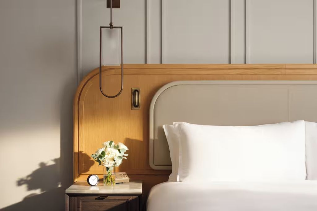 Detailansicht von elegantem Nachttisch und Bettkopfteil im Mandarin Doppelzimmer.