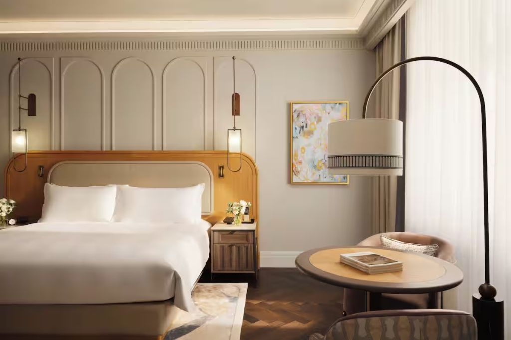 Komfortables Mandarin Doppelzimmer mit stilvollem Dekor und Kunstwerk an der Wand.