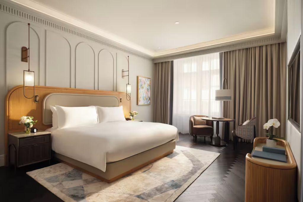 Weiträumiges Mandarin Doppelzimmer mit modernem Mobiliar und großen Fenstern.