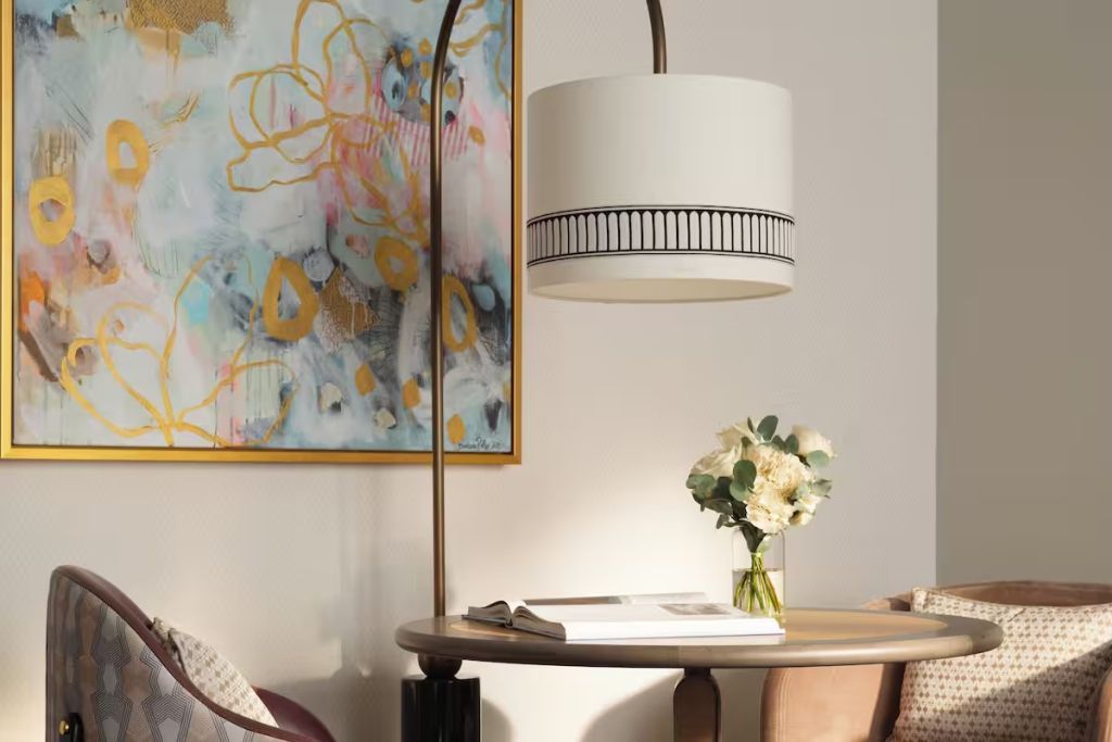 Kunstvolle Sitzecke mit Blumen und stilvoller Tischlampe im Mandarin Zimmer.