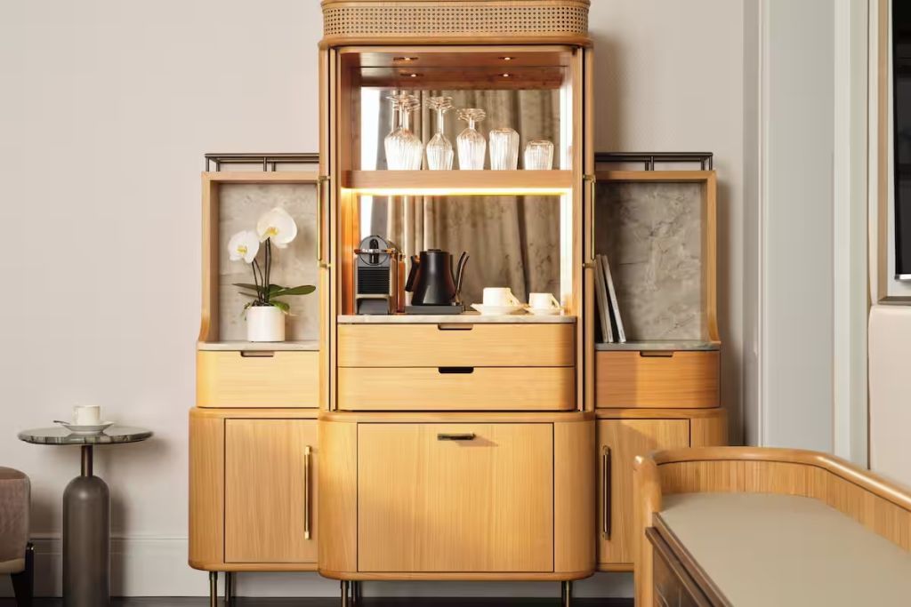 Hochwertige Minibar mit Kaffee- und Teestation im Mandarin Doppelzimmer.