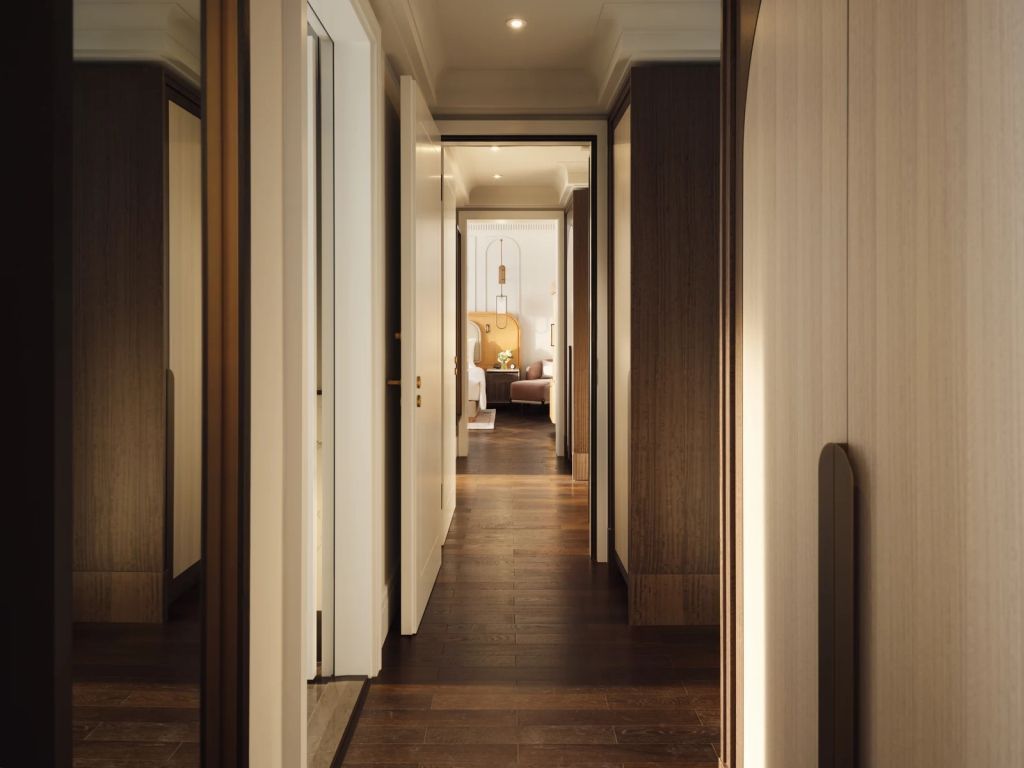 Eleganter Hotelflur mit Blick ins Schlafzimmer