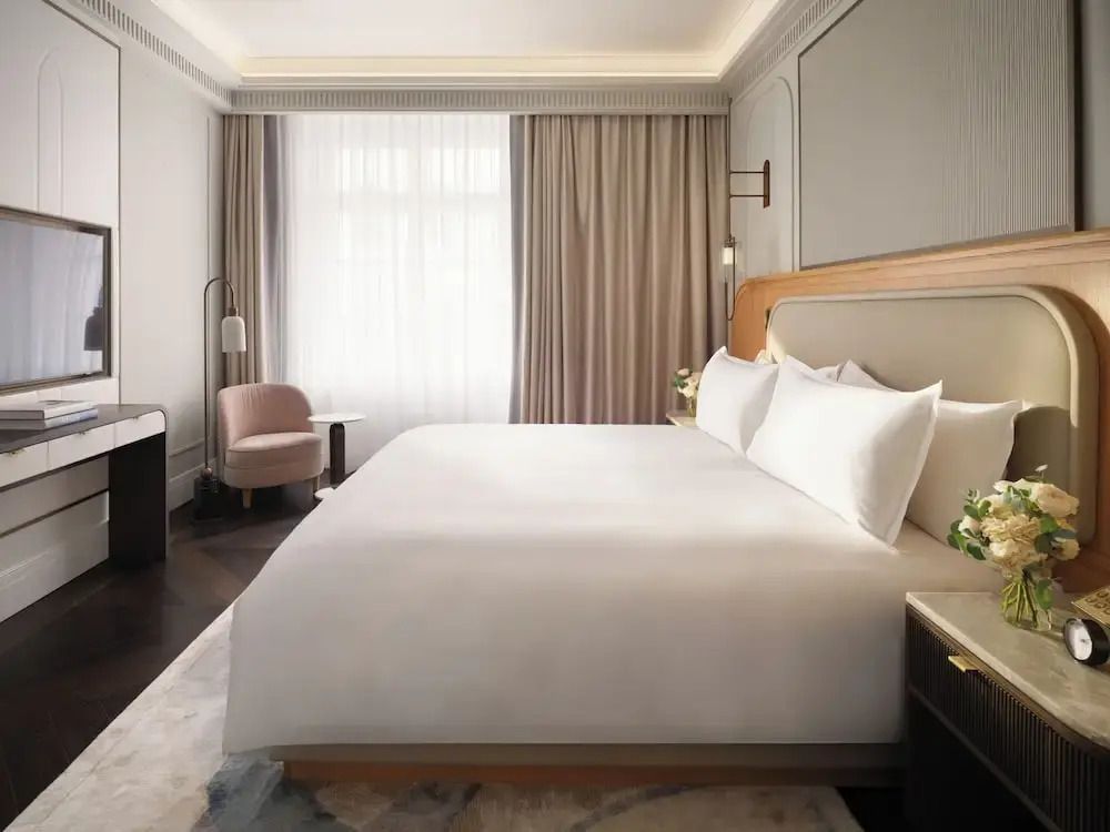 Luxuriöses Schlafzimmer mit modernem Design und elegantem Doppelbett.