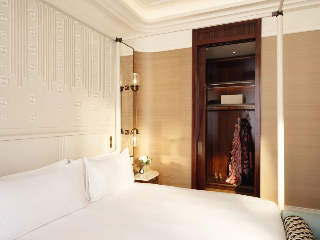 Elegantes Schlafzimmer mit Doppelbett und eingebautem Kleiderschrank aus Holz