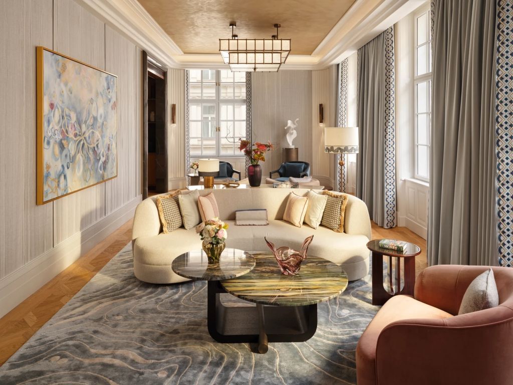 Prächtiges Wohnzimmer mit luxuriösen Sofas und kunstvollen Dekorationen