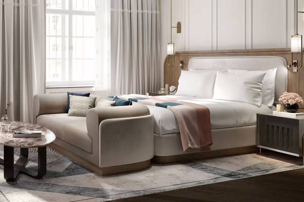 Elegantes Superior Doppelzimmer mit Doppelbett und Sitzbereich im Mandarin Oriental Vienna