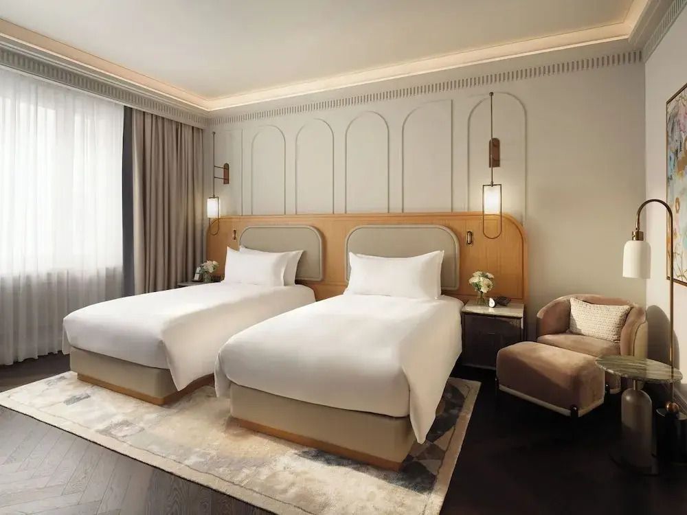 Gemütliches Hotelzimmer mit zwei Einzelbetten und Sofa