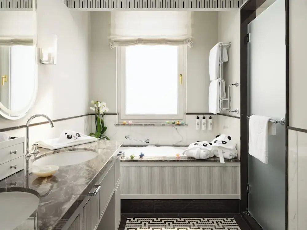 Modernes Badezimmer mit Badewanne und eleganten Details