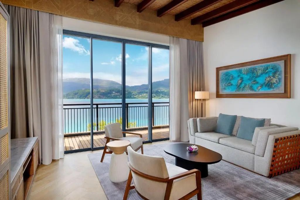 Luxuswohnzimmer mit großen Fenstern und Blick auf das Meer, stilvolle Möbel