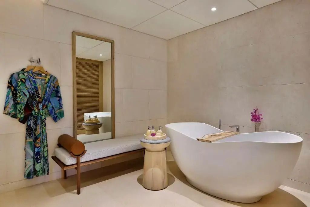 Modernes Badezimmer mit freistehender Badewanne und gemütlichem Ambiente