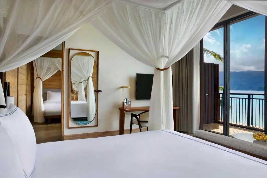 Innenansicht mit Schreibtisch und Balkonzugang in einem Premium-Zimmer