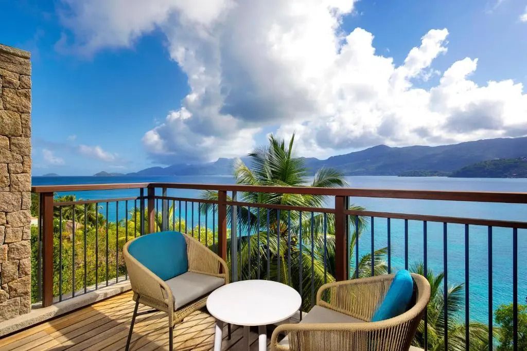 Balkon mit atemberaubender Aussicht auf das Meer im Mango House Seychelles