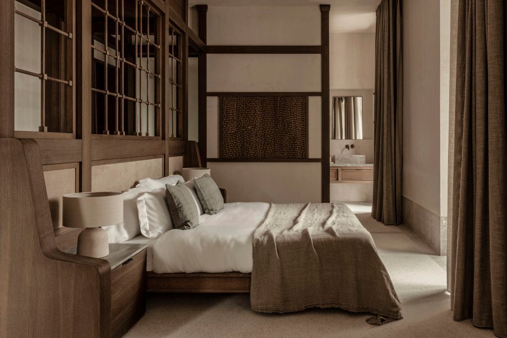 Gemütliches Schlafzimmer in der Junior-Suite mit Holzdekor und Kunst an der Wand