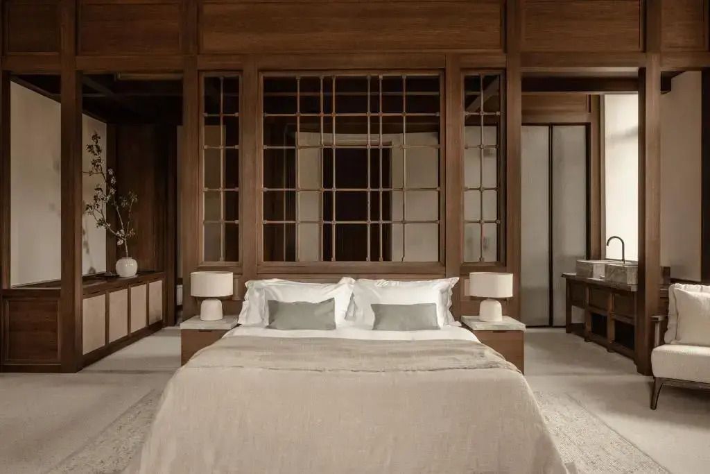 Luxuriöses Schlafzimmer mit großem Bett und warmem Farbton.