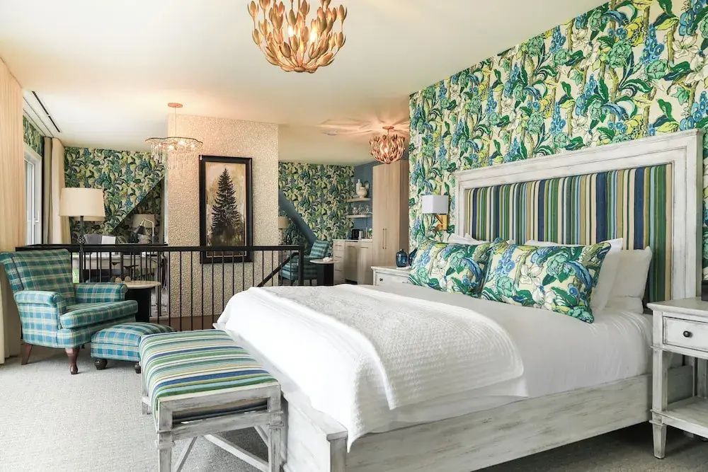 Helles Schlafzimmer im Apartment mit floralem Dekor und gemütlicher Atmosphäre