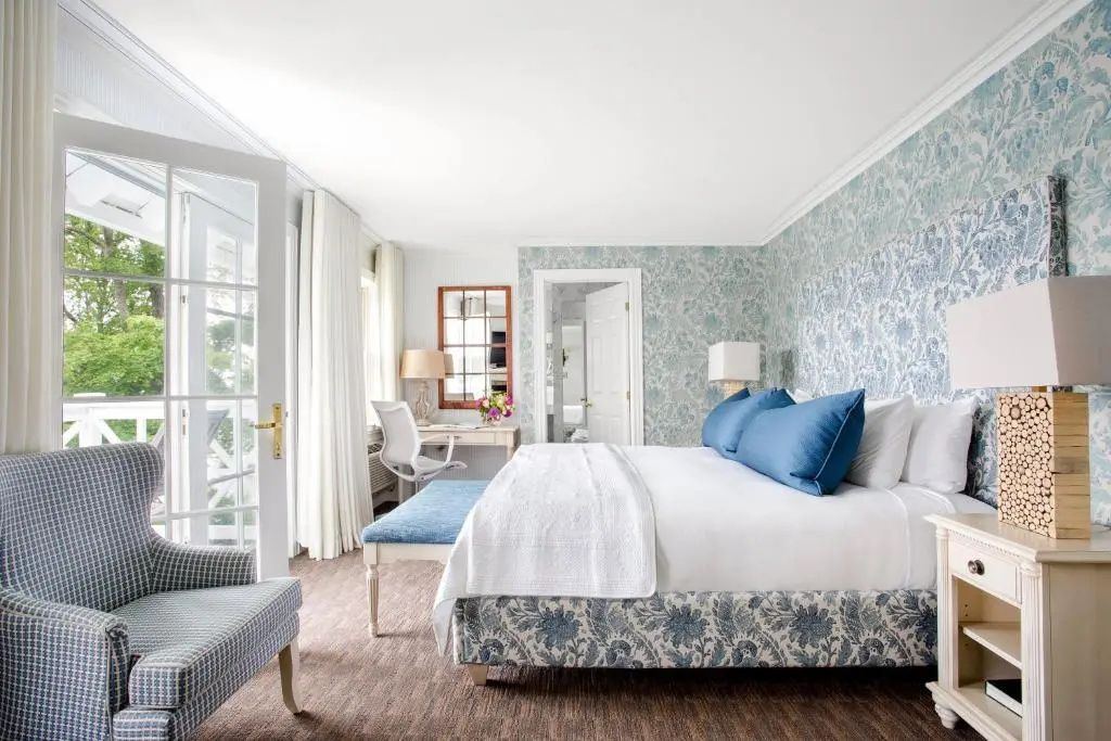 Schlafzimmer mit Doppelbett, blauer Dekoration und Schreibtisch