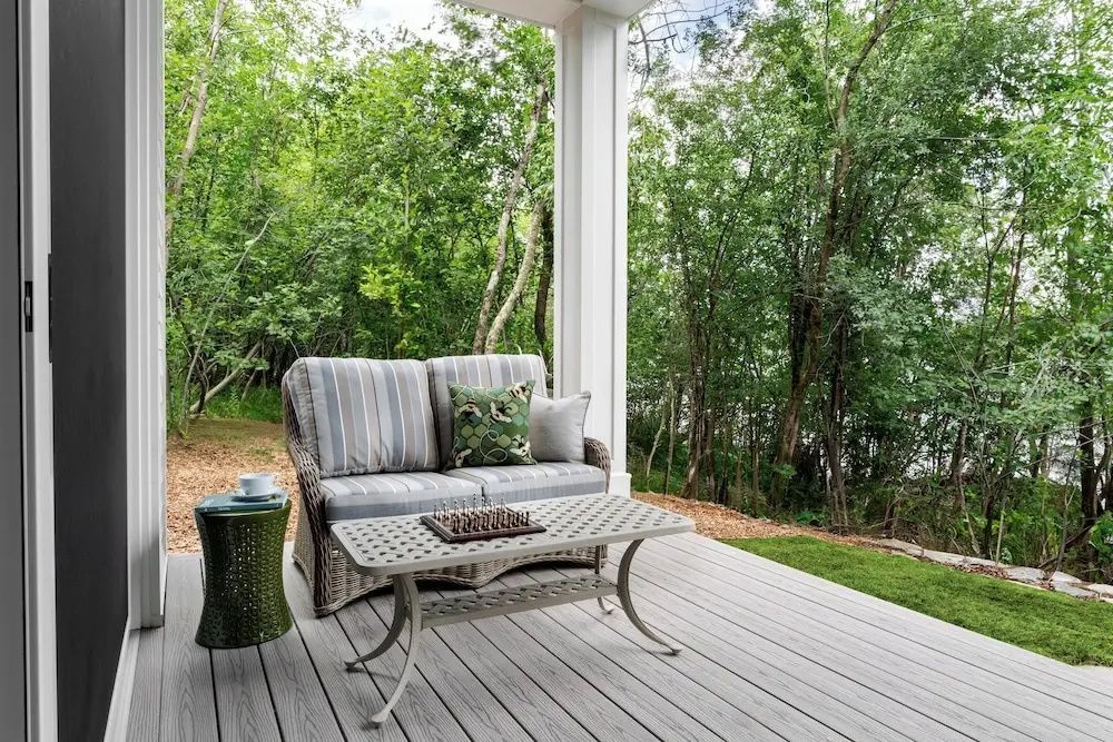 Terrasse mit Sitzgarnitur und Blick auf grüne Gartenlandschaft