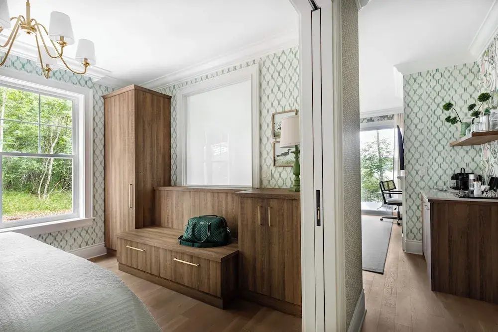 Moderner Innenraum mit Holzmöbeln und Blick in angrenzendes Zimmer