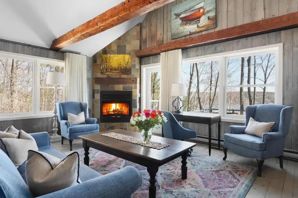 Gemütliches Wohnzimmer mit Kamin und blauen Sesseln