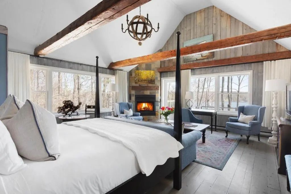 Großzügiges Schlafzimmer mit Kamin und eleganten Möbeln