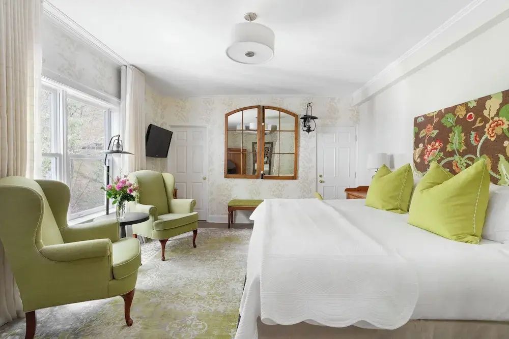 Helles, elegantes Klassisch Zimmer mit Doppelbett und grüner Farbpalette
