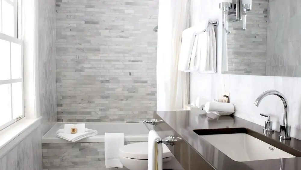 Modernes Badezimmer mit Marmorwand und eleganter Ausstattung