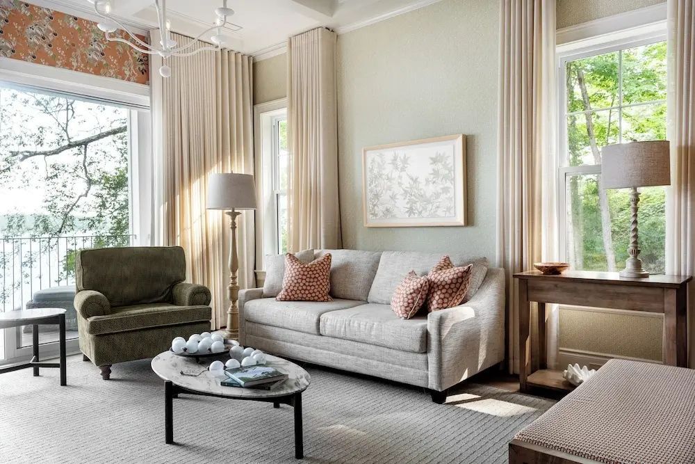 Helles Wohnzimmer mit gemütlichem Sofa und großen Fenstern