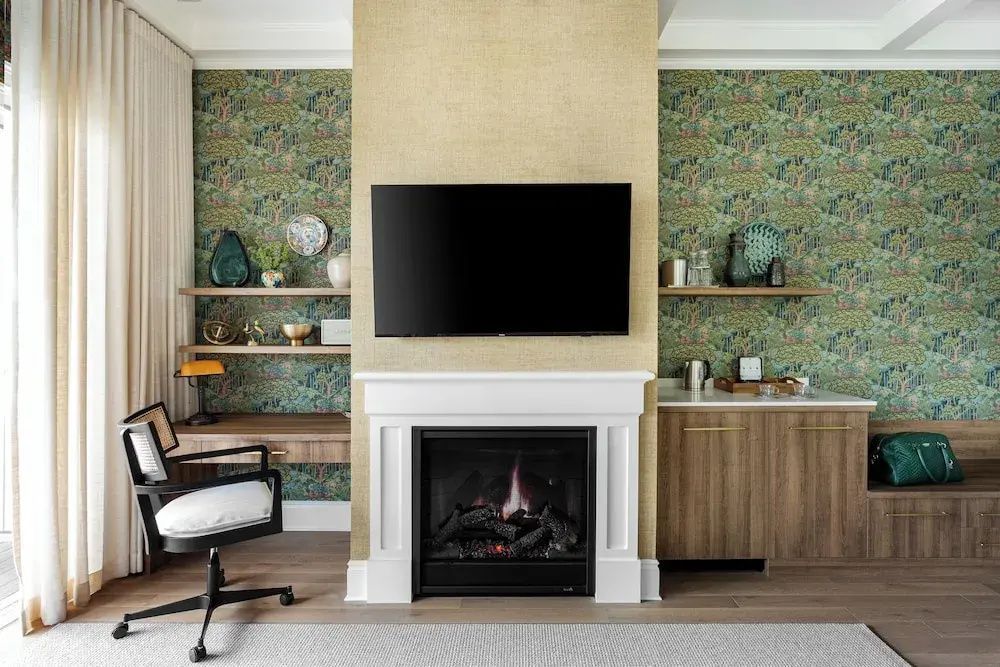 Zimmer mit Kamin und Flachbild-TV an der Wand
