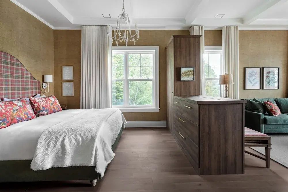 Schlafzimmer mit großem Bett und natürlichem Licht