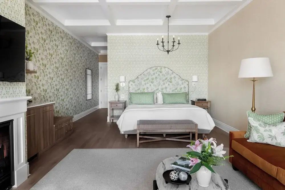 Geräumiges Schlafzimmer mit stilvollen Grüntönen