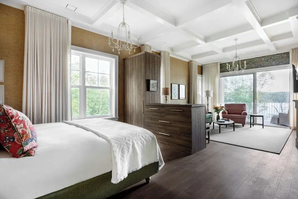 Großes Zimmer mit separatem Sitzbereich und eleganten Kronleuchtern