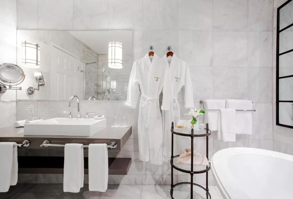 Helles Badezimmer mit hochwertigen Armaturen und weichen Handtüchern