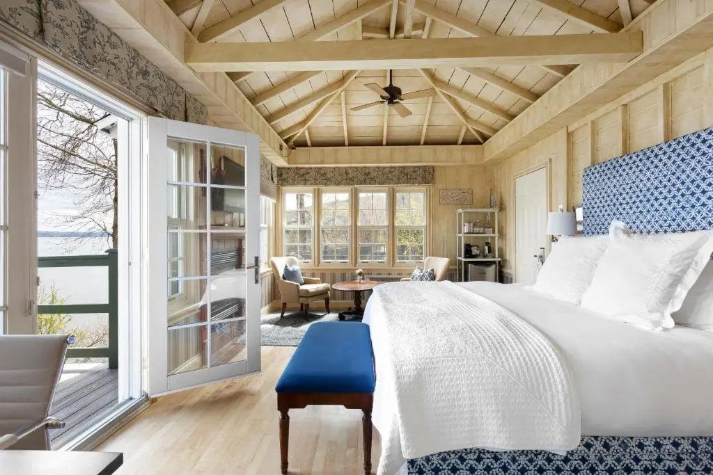 Geräumige Suite mit großem Bett und stilvollem Interieur