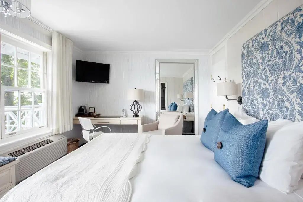 Bequemes Superior Zimmer mit Schreibtisch und gemütlichen blauen Akzenten