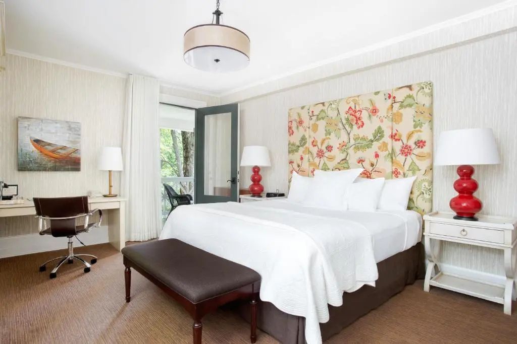 Gemütliches Superior Zimmer mit bunter Tapete und elegantem Doppelbett
