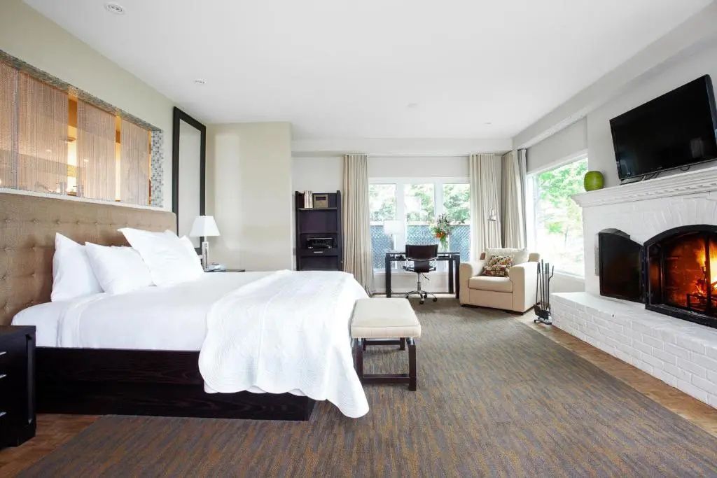 Helles und geräumiges Schlafzimmer mit eleganter Einrichtung