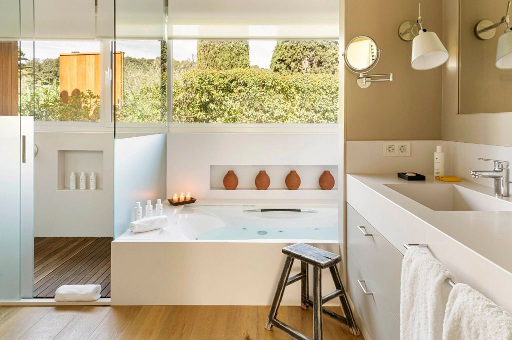 Luxuriöses Badezimmer mit Whirlpool und Gartenblick, elegante Ausstattung