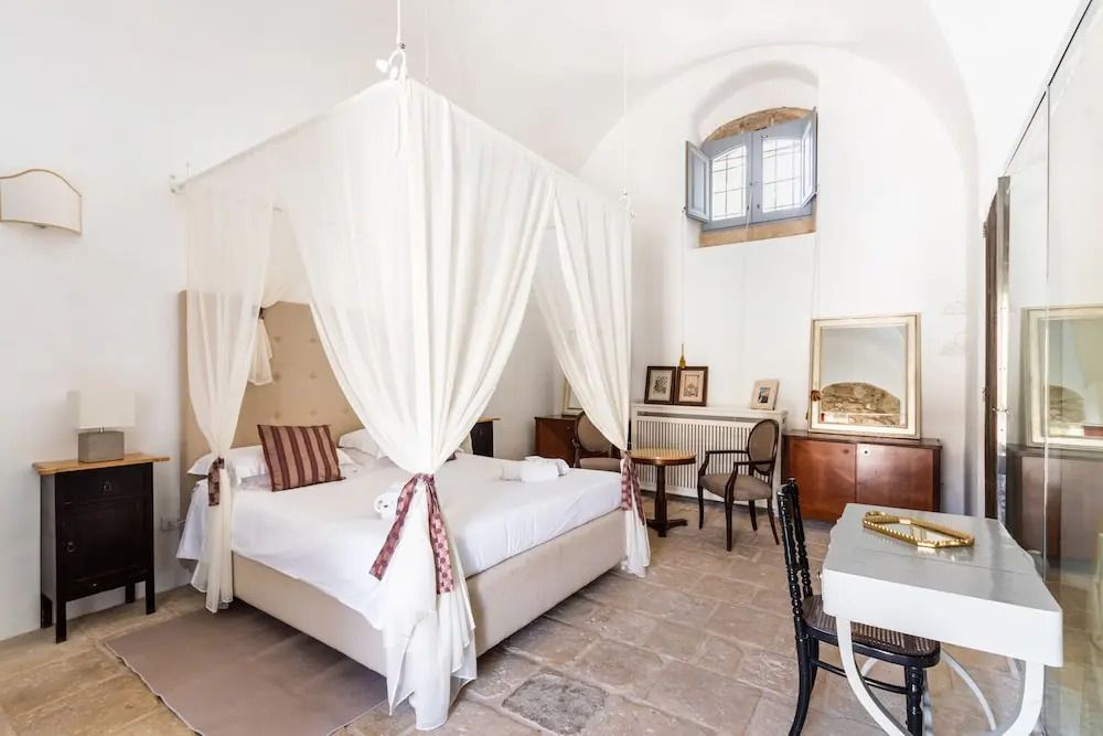 Deluxe Zimmer mit Baldachinbett und stilvollen Möbeln