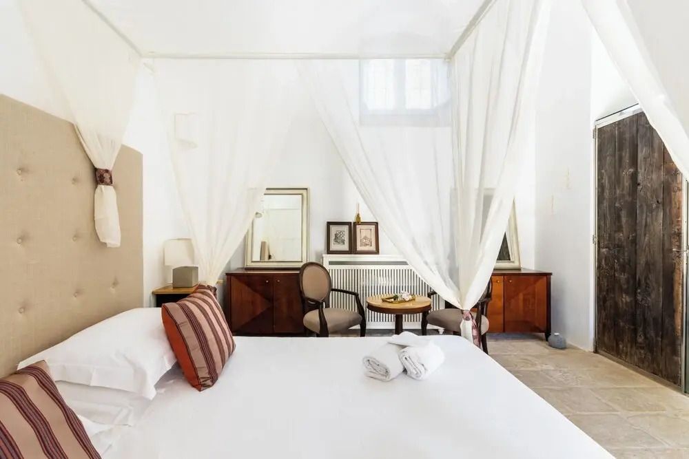Seitenansicht eines Deluxe Zimmers mit Baldachinbett und antiken Möbeln