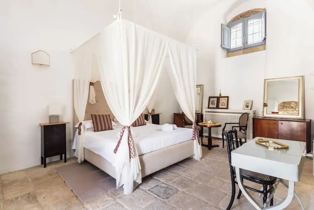Helles Deluxe Zimmer mit romantischem Baldachinbett