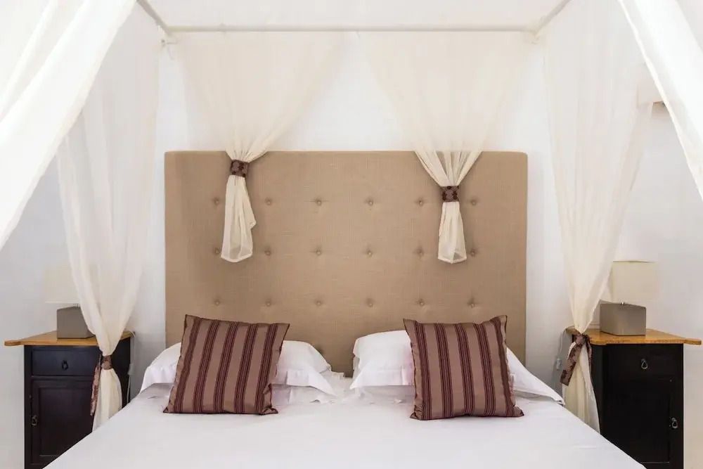 Nahaufnahme des Betts mit eleganten Zierkissen im Deluxe Zimmer